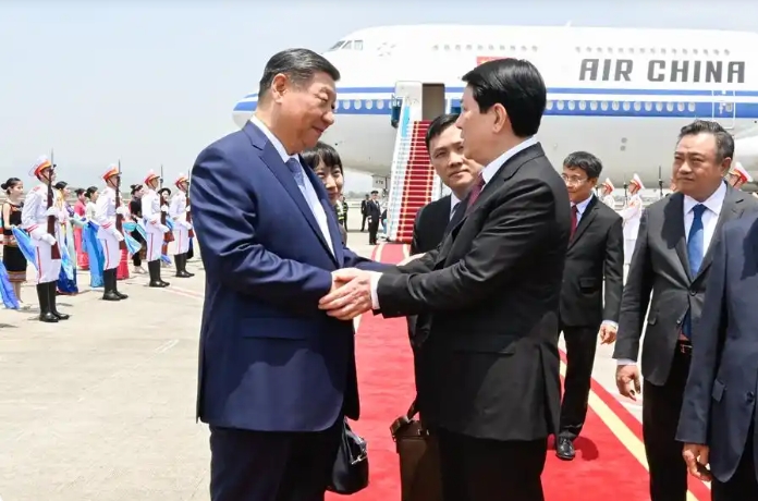 習(xí)近平抵達(dá)河內(nèi)對(duì)越南進(jìn)行國(guó)事訪問(wèn)